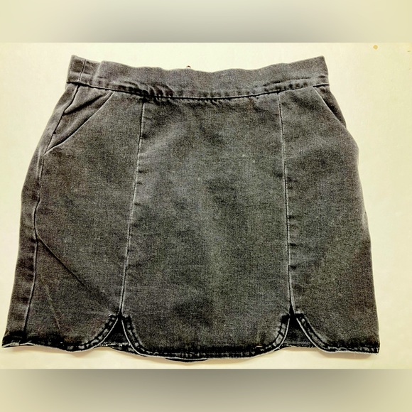Forever 21 Women’s Mini Skirt, Size Medium, Faded Black Denim, Tulip Edge - Picture 1 of 2
